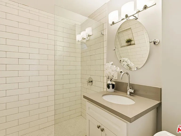 1026 S Windsor Blvd — Photo 48