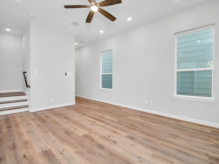 2355 Hoskins Dr — Photo 7
