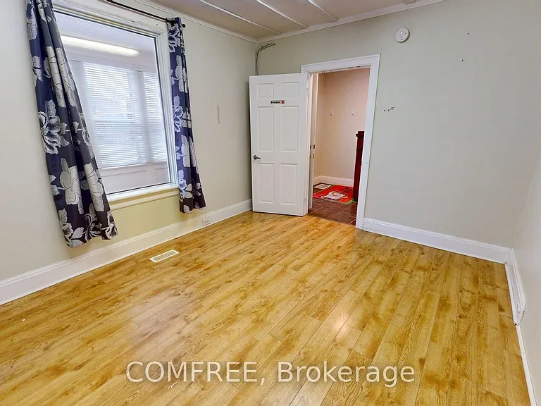 1405 King St E — Photo 10