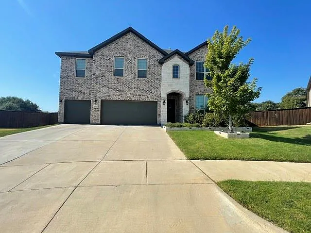 6 bed, 4.0 bath, 3239 sqft, $3,900 — Photo 1
