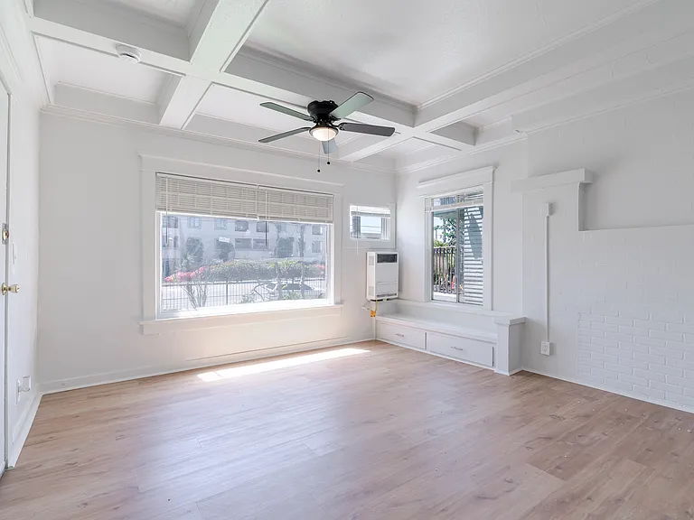 5432 S Figueroa St — Photo 2