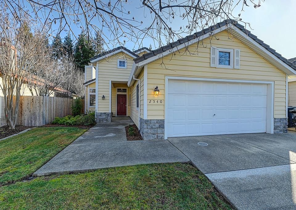 Beautiful and well maintain single story home in a unique location in Olympus Pointe neighborhood.