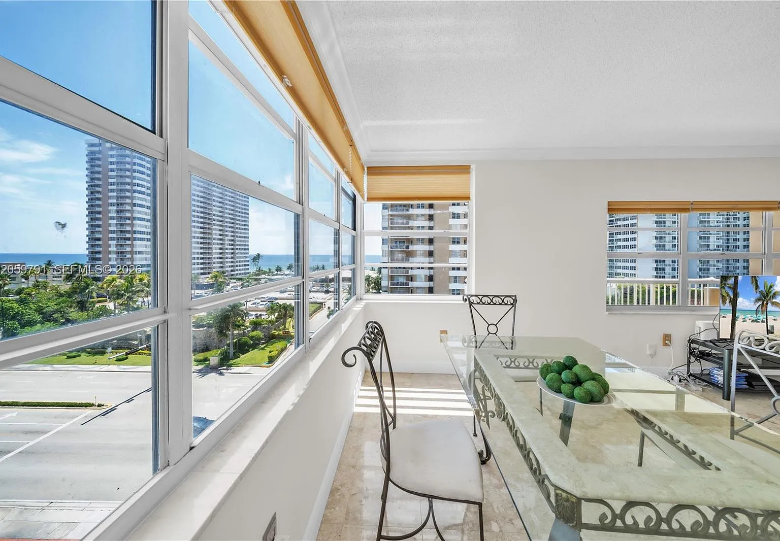 Hemispheres Condo — Photo 1