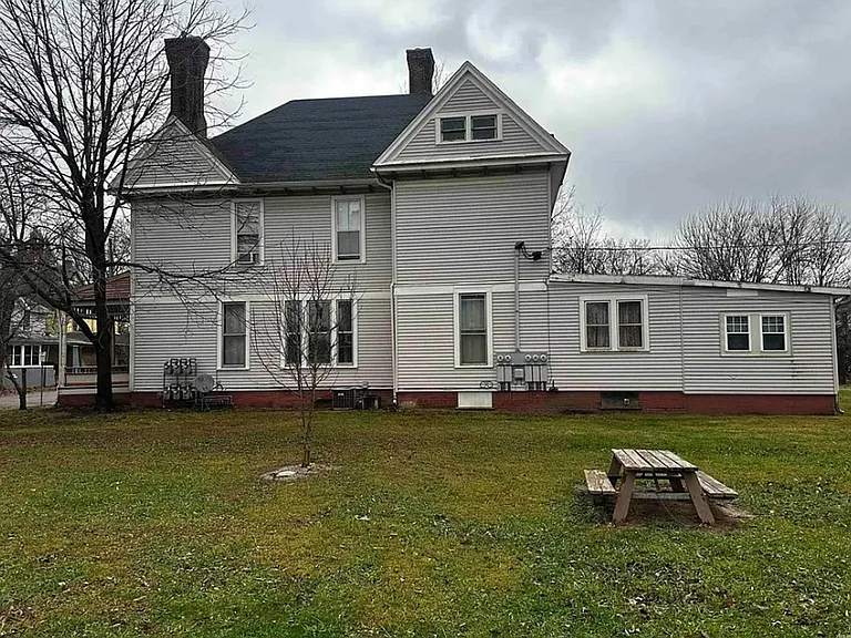 429 W Charles St — Photo 4