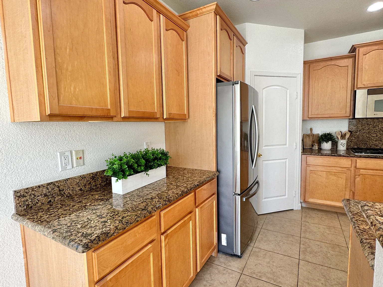 4 bed, 2765 sqft, $3,295 — Photo 3