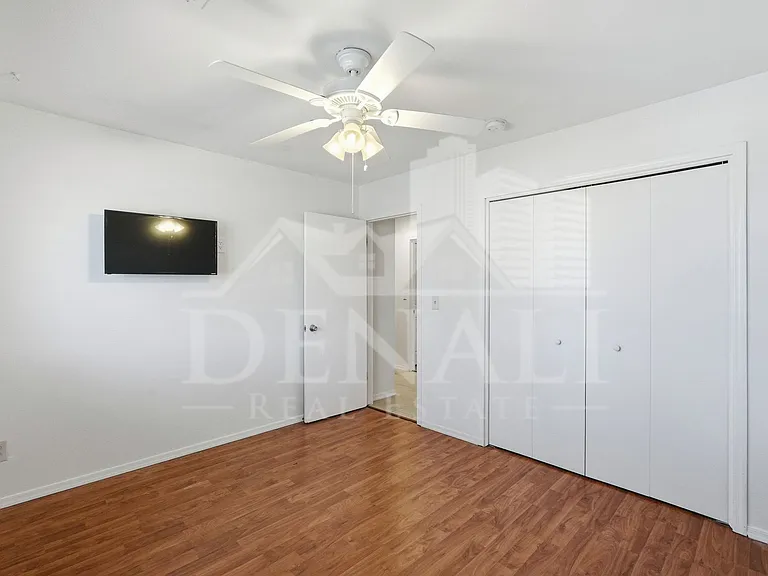 10747 W Hope Dr — Photo 18