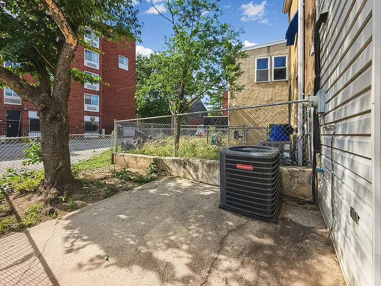 916 Bevan St — Photo 9