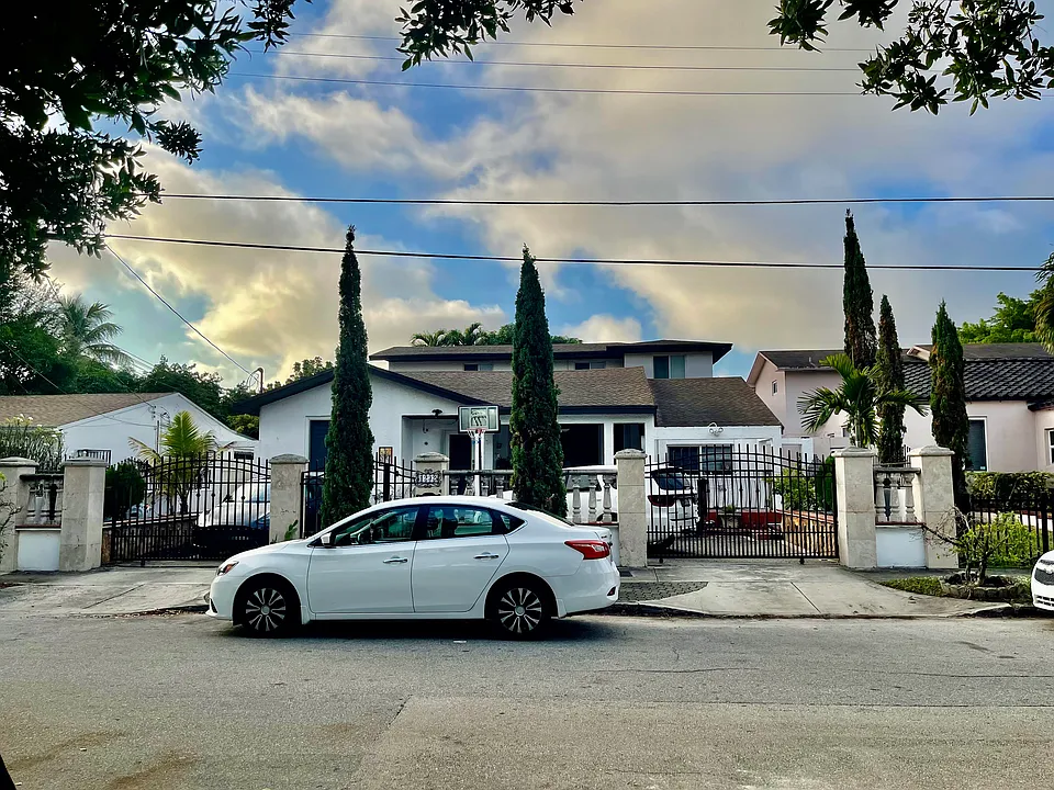 1232 SW 17th Ter