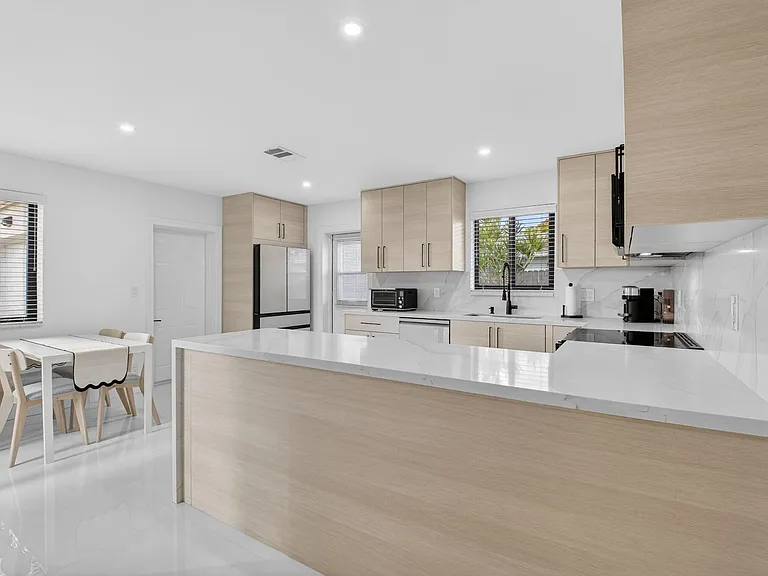 513 Lindell Blvd — Photo 9
