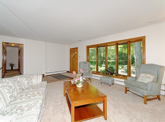 4th image of 17W140 Oak Meadow Dr