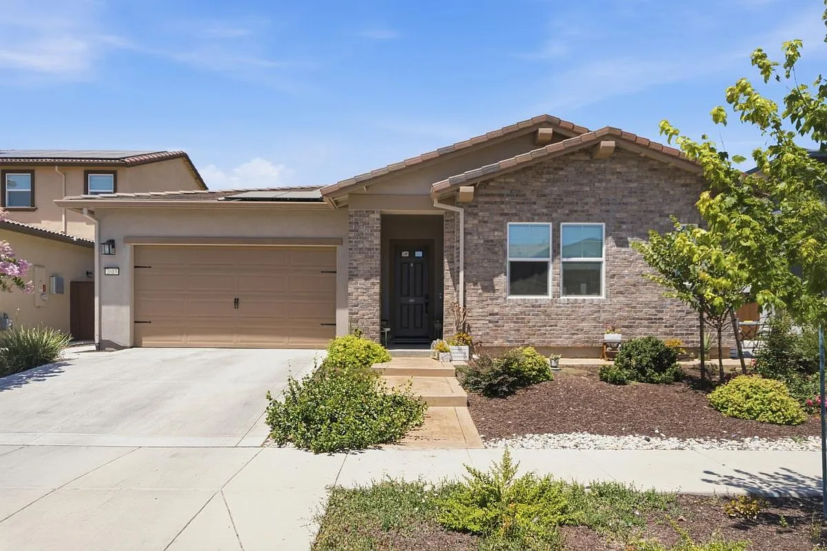 4 bed, 3.0 bath, 2282 sqft, $3,395 — Photo 1