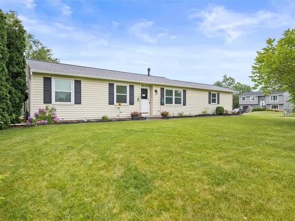 5773 Clover Meadow Ln, Farmington, NY 14425