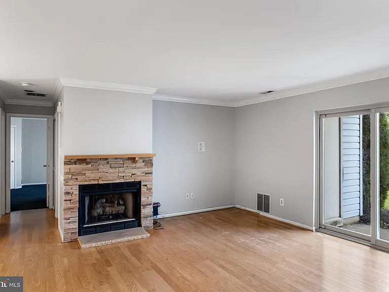 419 Atlanta Ct — Photo 5