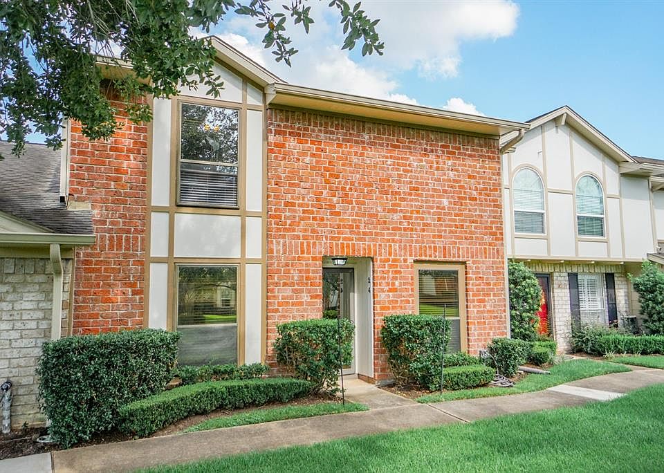 This Quail Valley complex is a popular place to live. With easy access to HWY 6, and HWY 90, you will be able to commute easily and find a multitude of restaurants and shopping opportunities.