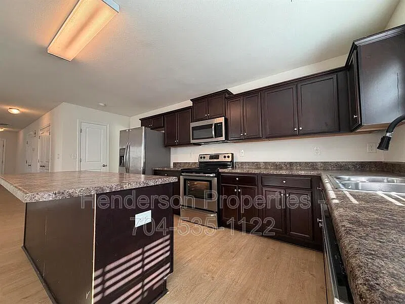 4 bed, 2.5 bath, 2584 sqft, $2,225 — Photo 2