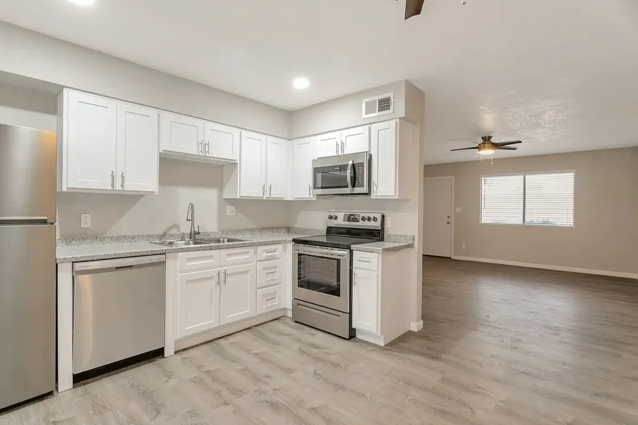 23 Palms Apartments — Photo 2