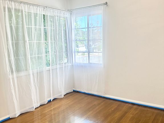 3rd image of 10710 Camarillo St #10710