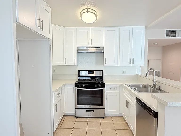 615 W Milford St — Photo 8
