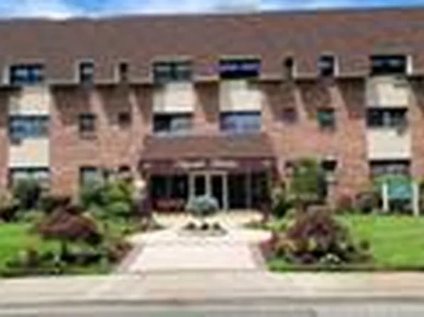 25 Elizabeth St #1W, Farmingdale, NY 11735