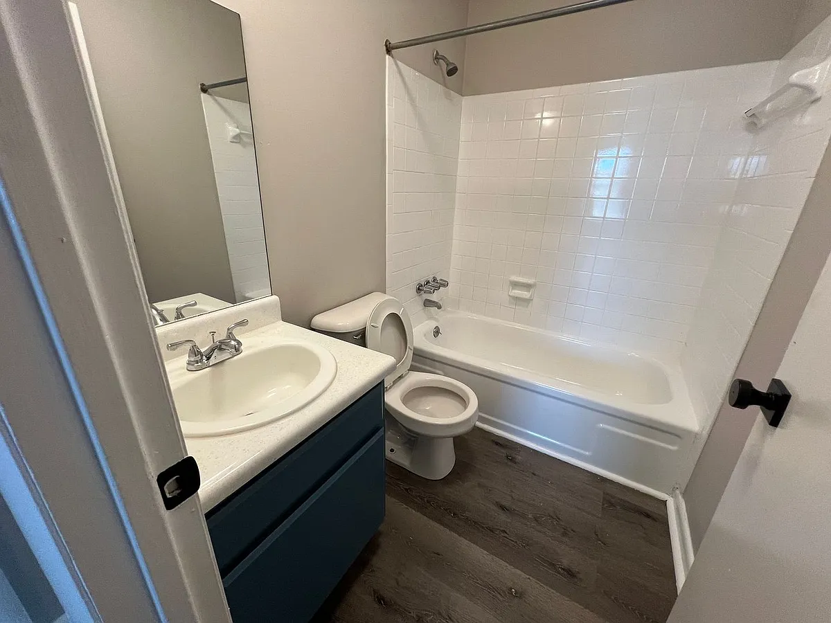 Building Photo - 1120 N Maple St #2
