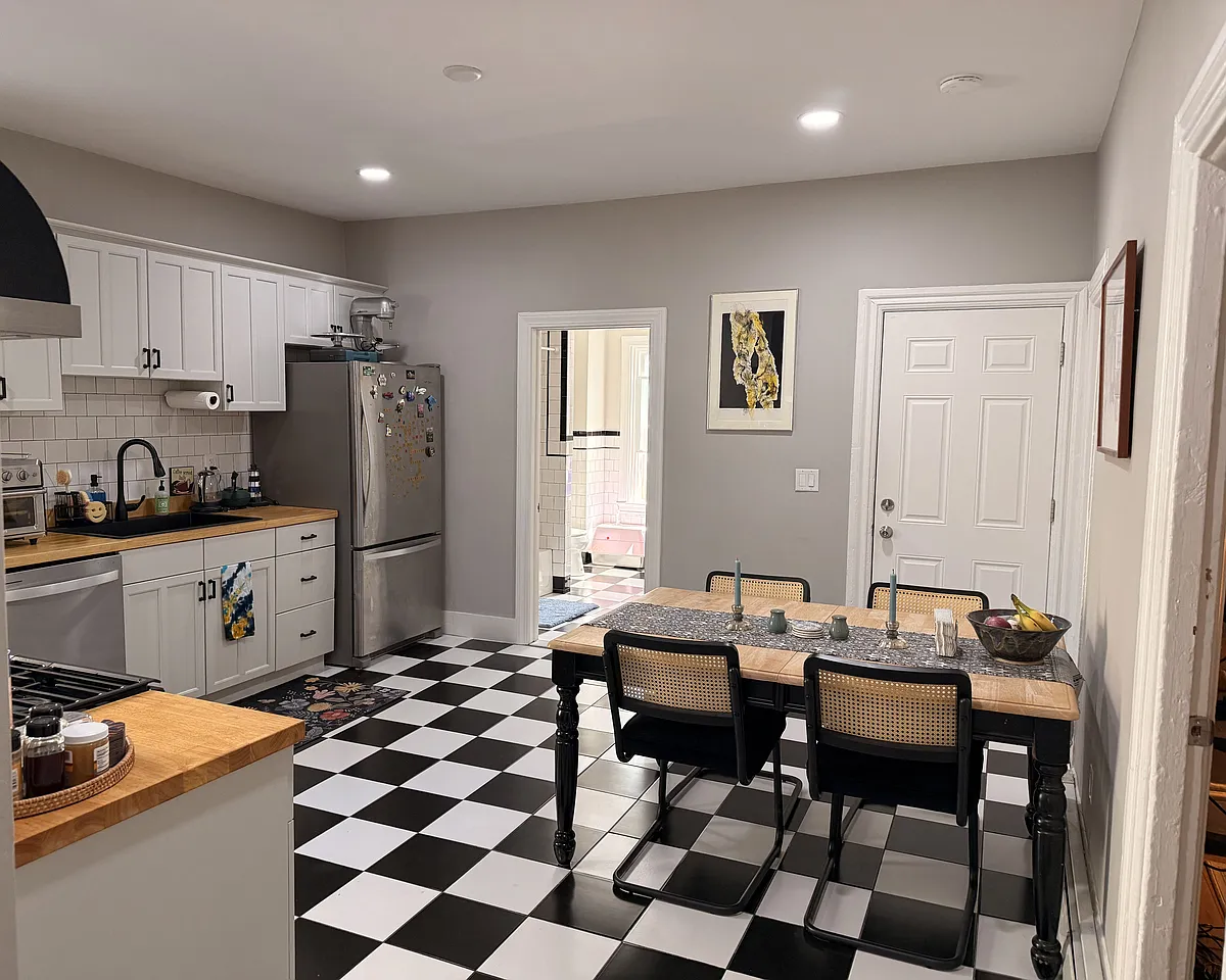 Building Photo - 42 Hudson St #1