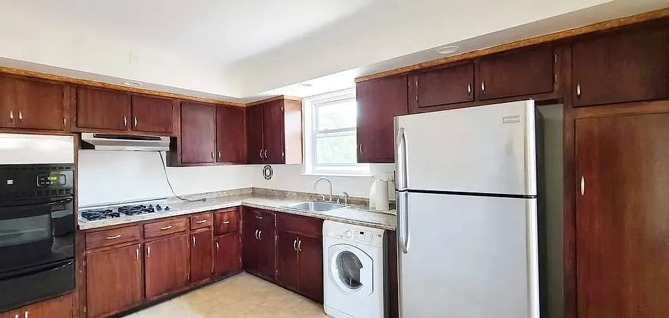 3 bed, 1.5 bath, 1300 sqft, $2,950 — Photo 1