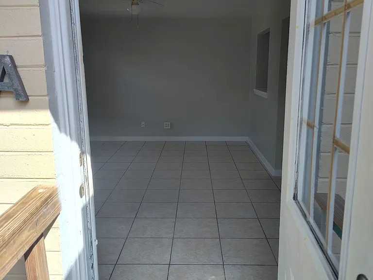 318 N Oleander Ave — Photo 3