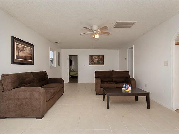 4th image of 922 Schumann Dr