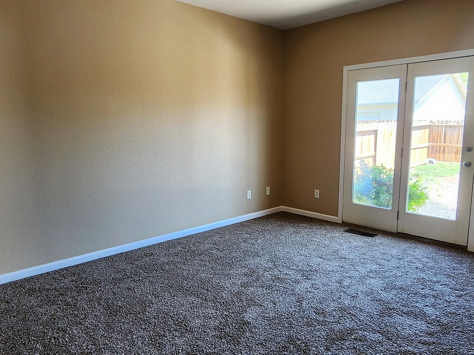 3 bed, 1250 sqft, $2,200 — Photo 3