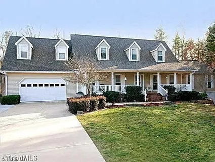5 bed, 3.5 bath, 5316 sqft, $4,900 — Photo 2