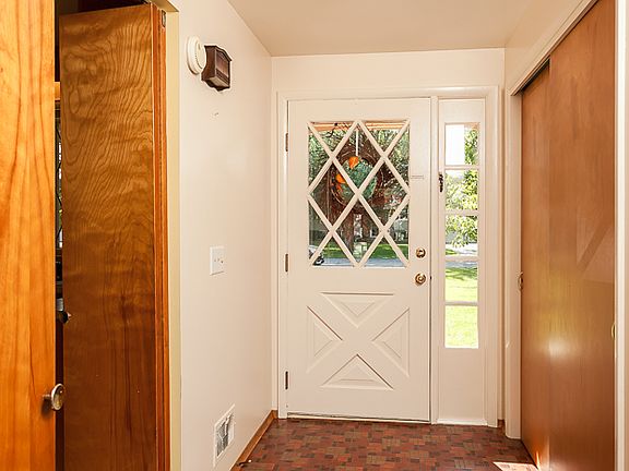 5th image of 24 Fairview Dr