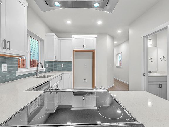5th image of 9261 E Burnside St