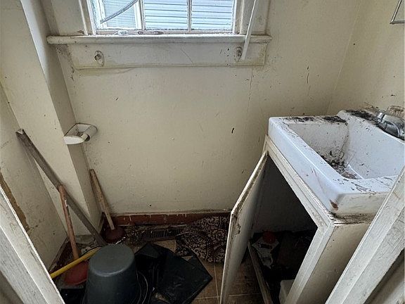 3rd image of 612 S Adams St