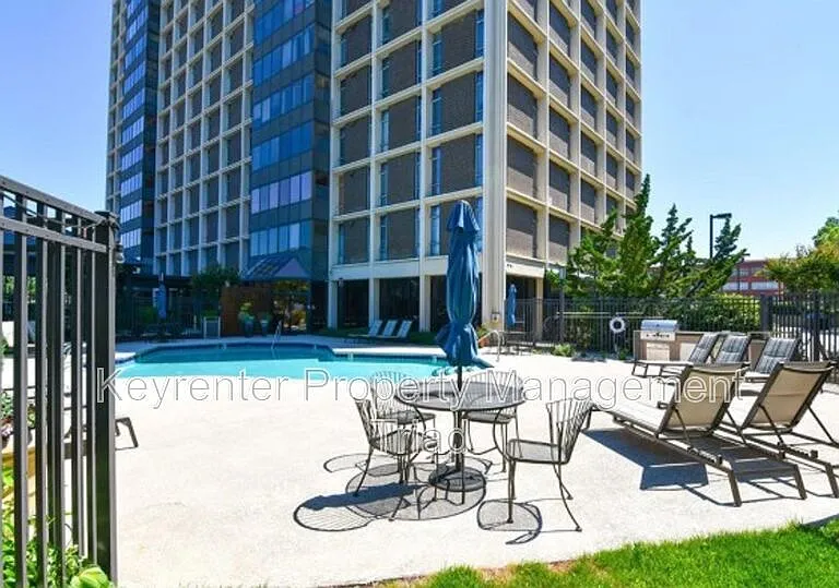 1101 N Elm St #104 — Photo 31