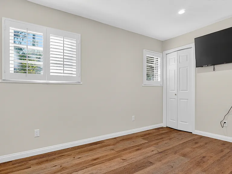 4711 Tyrone Ave — Photo 44