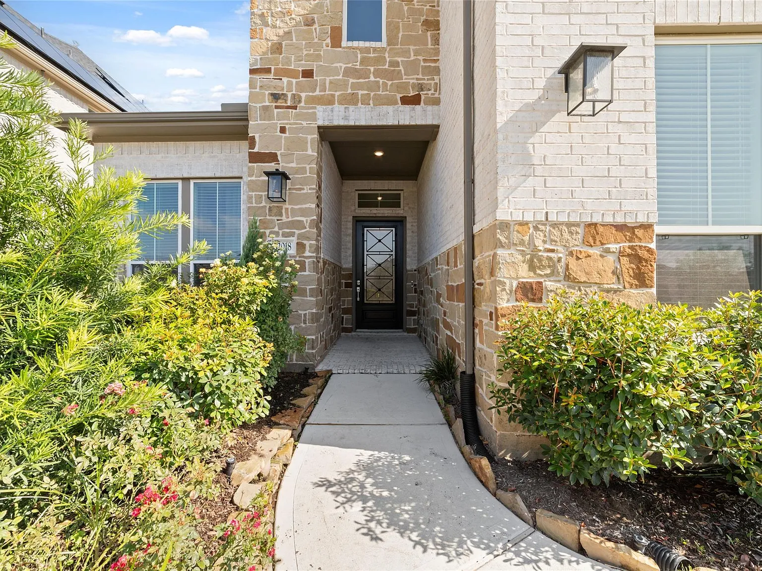 5 bed, 4.5 bath, 3962 sqft, $4,500 — Photo 2