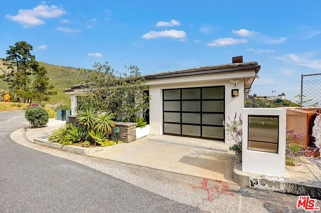 4 bed, 4.5 bath, 4143 sqft, $17,500 — Photo 4