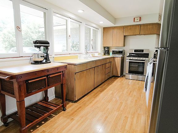 3rd image of 916 Campbell Ave