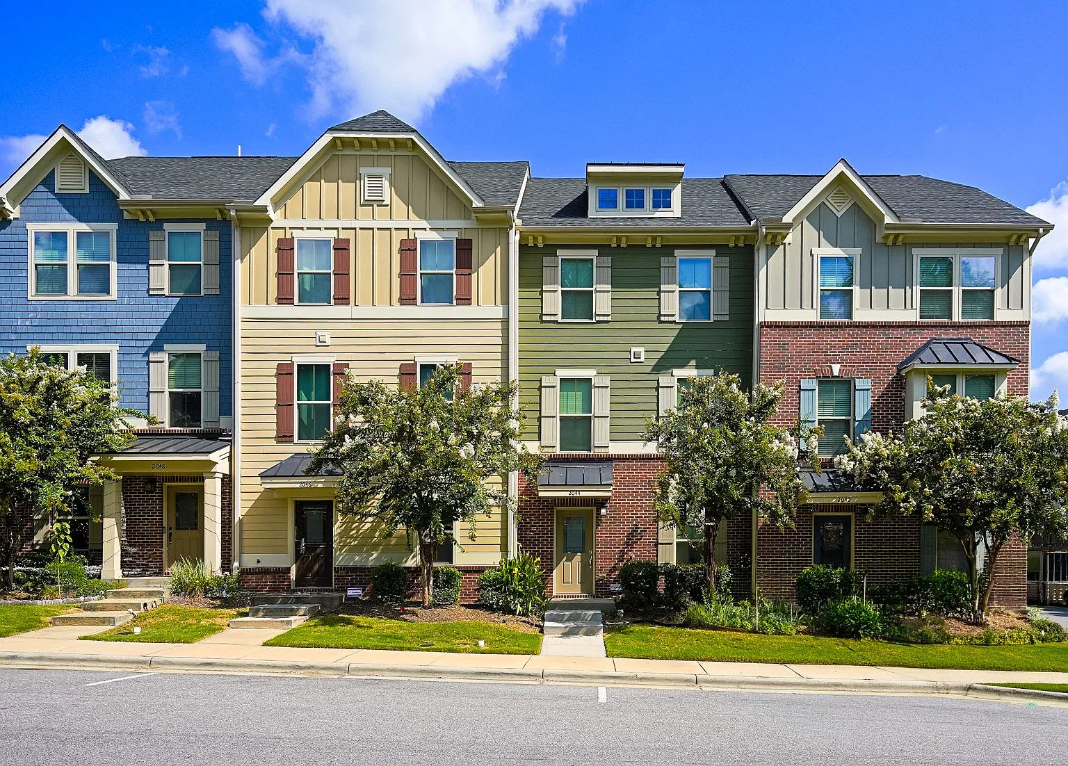 3 bed, 2.5 bath, 1800 sqft, $2,300 — Photo 1