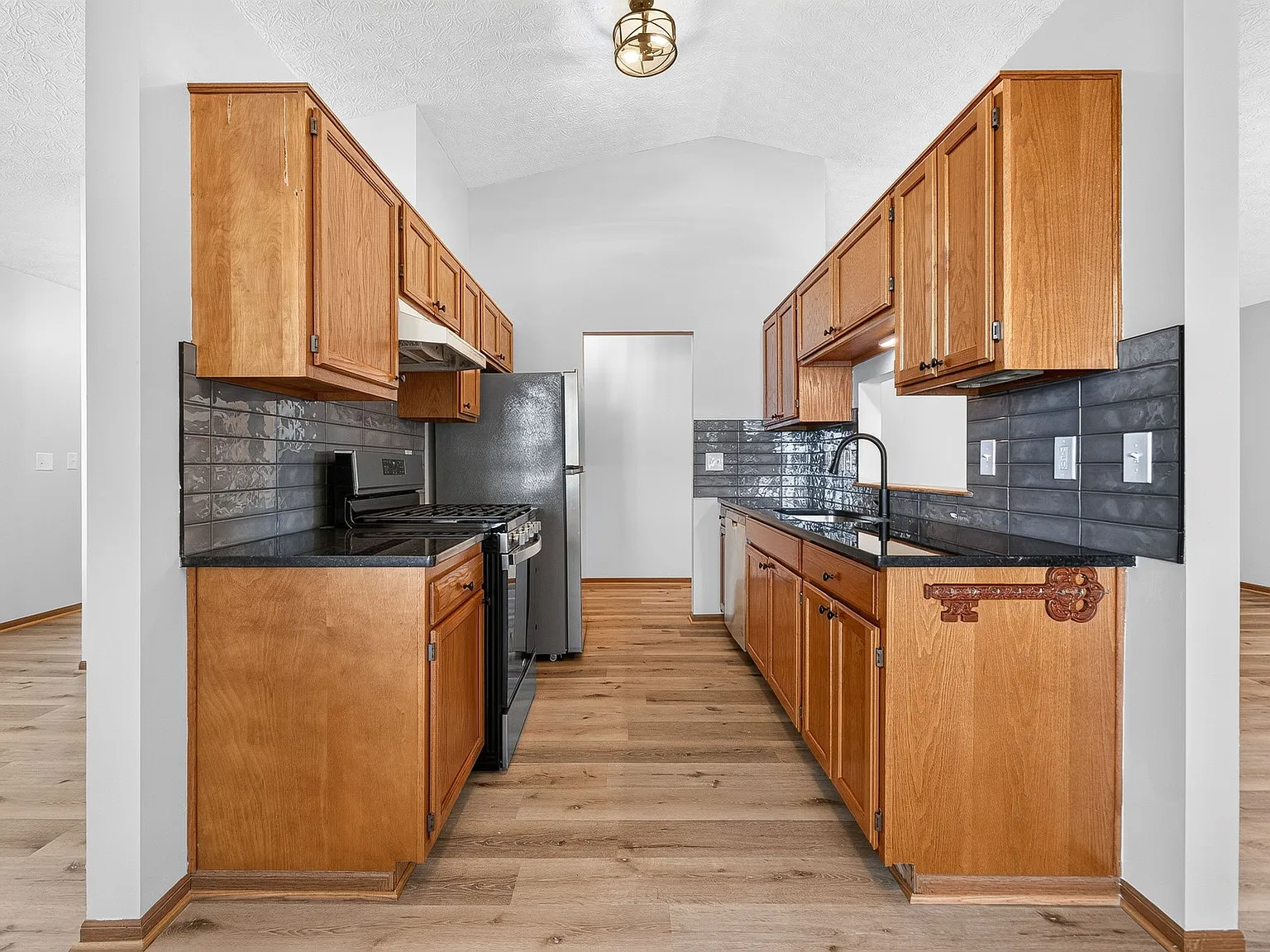 3 bed, 1408 sqft, $2,395 — Photo 2