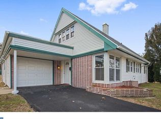 15 Sussex Dr, Willingboro, NJ 08046