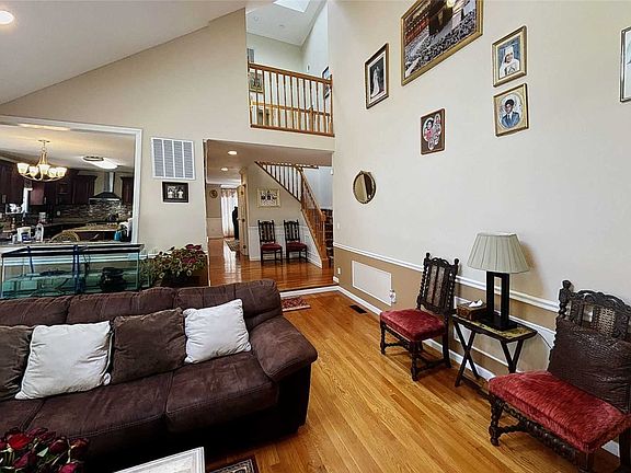 4th image of 220 Carnation Dr