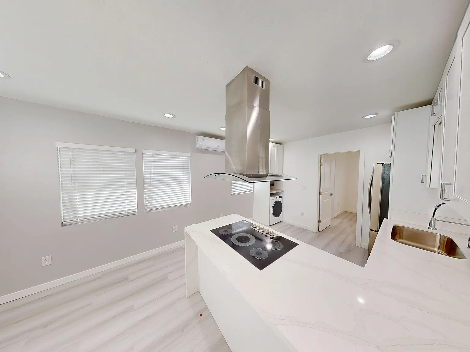 312 1/2 Milbrae St — Photo 1