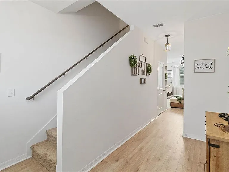592 Madison Dr — Photo 3