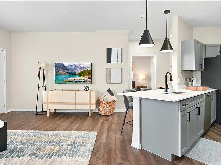 Farmington Lakes Apartments — Photo 33
