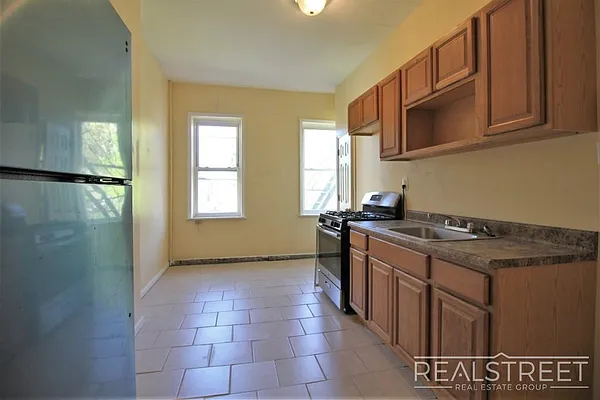 Rented by Real Street Inc | media 10