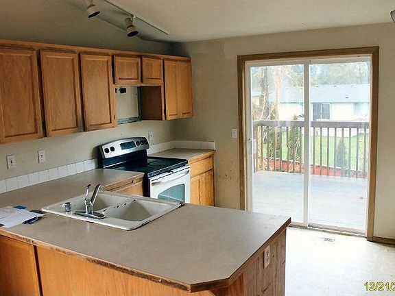 4th image of 17418 17th Ave E