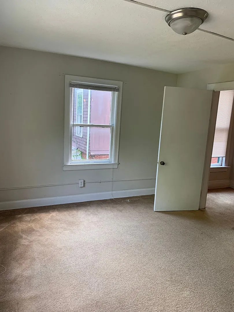 Ideal for Groups of 7! Spacious 4 BR Upper Unit Near UK (Combine with 3 BR Downstairs) — Photo 3