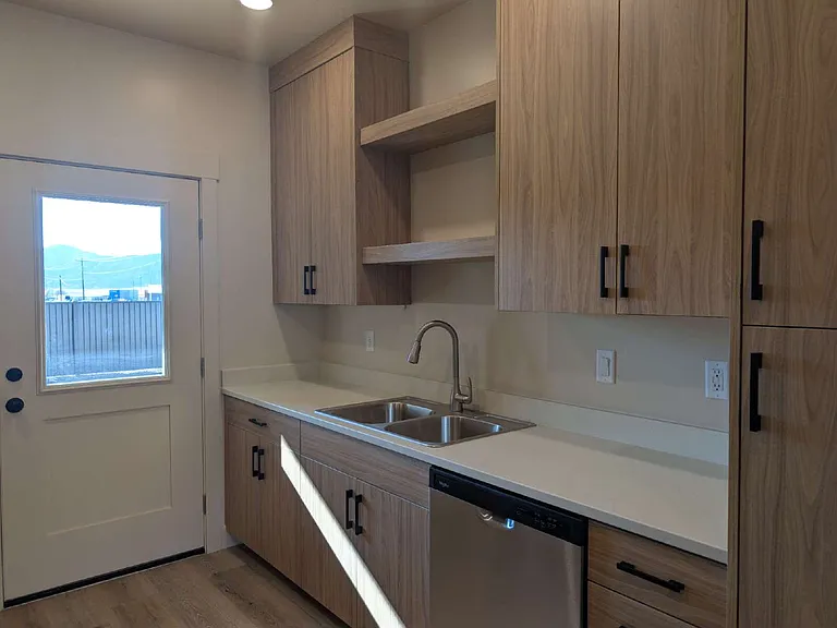 150 E 700 N #11 — Photo 11