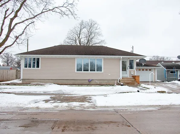 900 8th St, Charles City, IA 50616